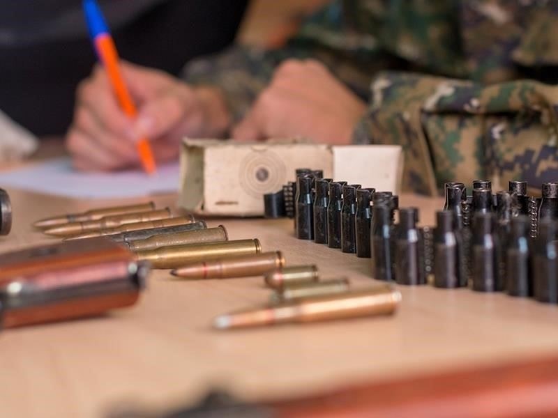 Отдельно от огнестрельного оружия: Боеприпасы должны храниться отдельно от огнестрельного оружия. Это предотвратит случайный выстрел и позволит избежать небезопасного хранения огнестрельного оружия и боеприпасов вместе.
